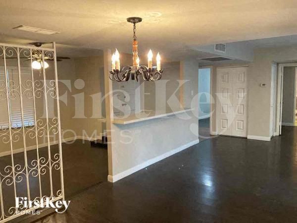 Building Photo - 4527 W Solano Dr S