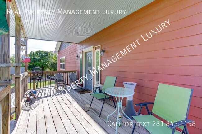 Foto del edificio - Discover Tranquil Luxury: 6111 A- North Ma...