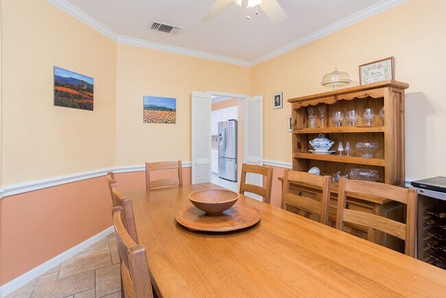 Building Photo - 4 Bedrooms 2 Baths