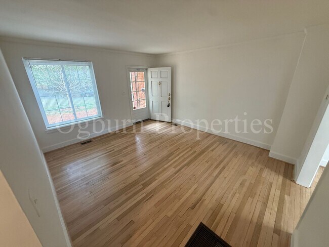 Foto del edificio - 2628-B Greenbrier Rd-1BR/1BA-College Village Townhome!!!