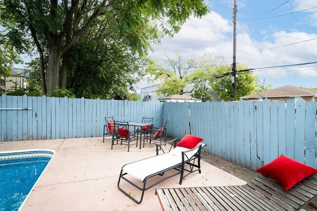 Foto del edificio - Huge Brick House in Victorian Village/Short North, Beautiful Woodwork 3 Car Garage and Swimming pool