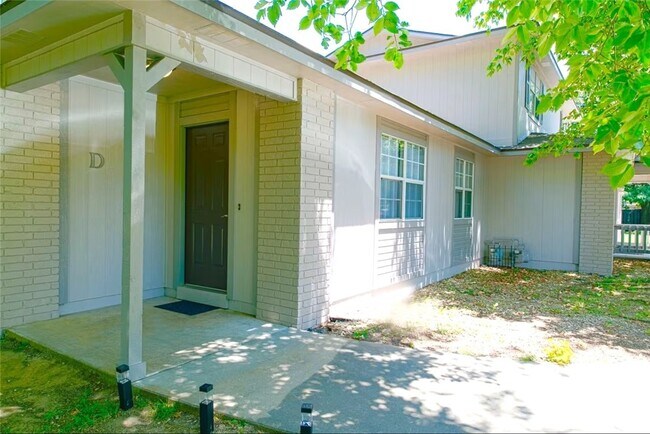 Building Photo - 106 NW Park St