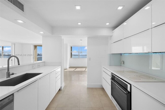 Building Photo - 1420 Brickell Bay Dr