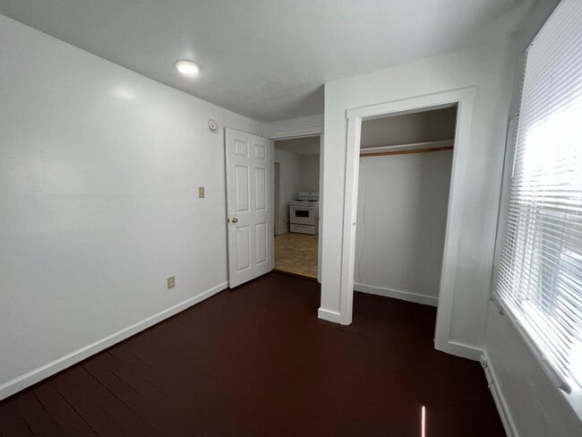 Building Photo - 2210 E 7th St