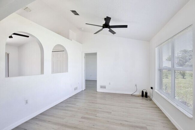 Foto del edificio - Stylish 3/2 + Office or Flex Space with Luxury Finishes & Spacious Open Layout