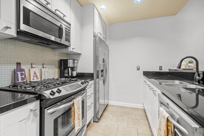 Building Photo - 585 N Rossmore Ave