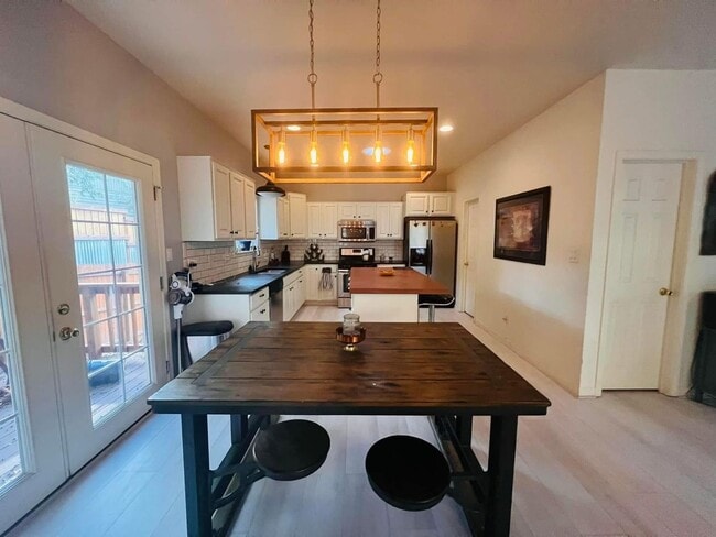 Building Photo - 3 Bedroom & 2 Bath Home with 2 Car Garage....