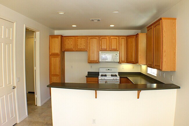Building Photo - Sweet Senior Rental in Solera