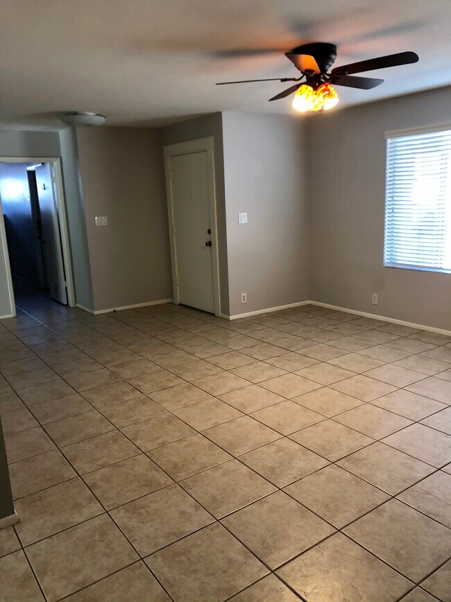 Foto del edificio - 4545 E Everett Dr