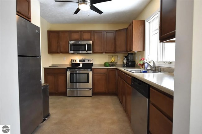 Building Photo - East Side Traverse City 3BR Home with Lake...