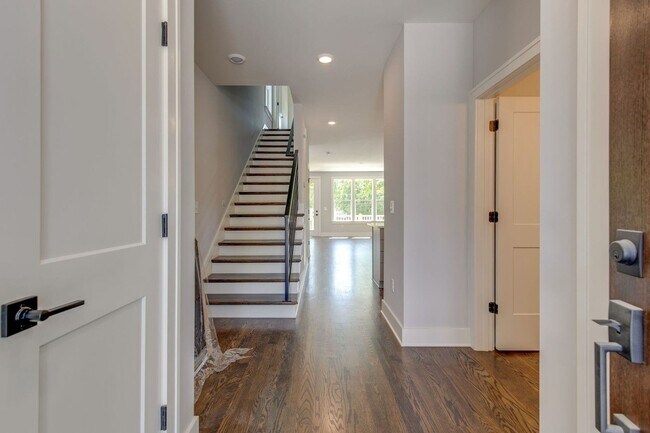 Building Photo - 3 Bedroom, 2.5 Bathroom House In Wedgewood!!