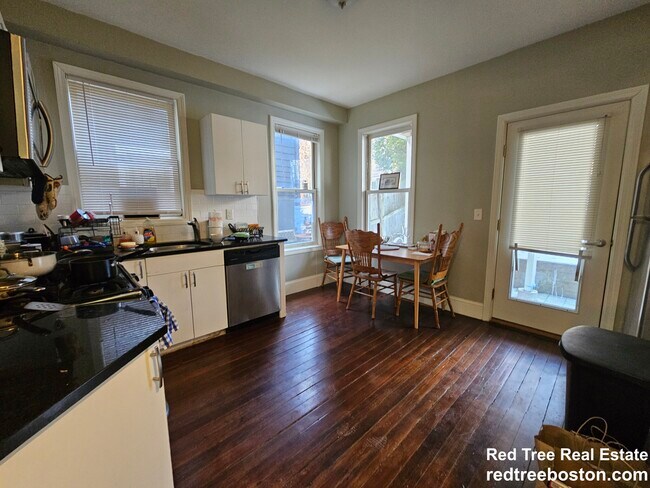 Building Photo - 23 Evergreen St