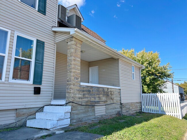 Building Photo - 321 6th St W