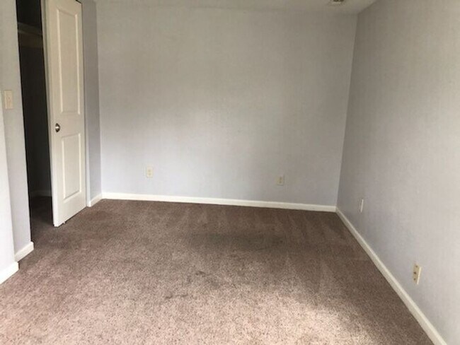Building Photo - Affordable Duplex in Olathe-Showing NOW!!
