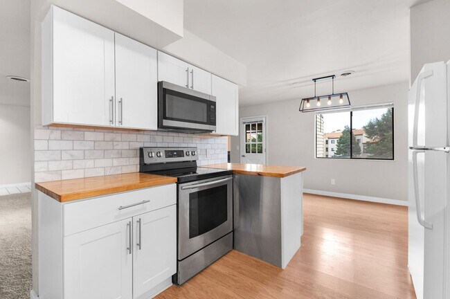 Building Photo - 6550 Delmonico Dr