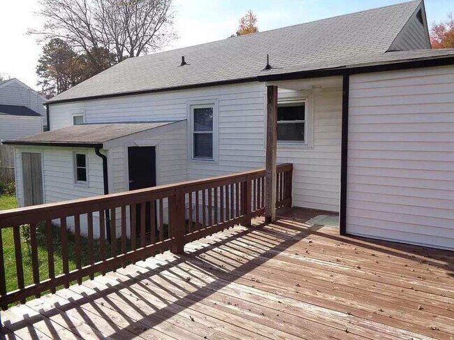 Foto del edificio - 9811 Woodman Rd