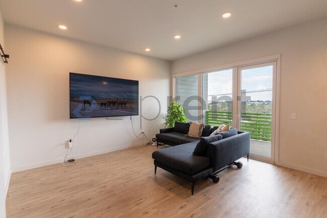 Building Photo - Unit 302