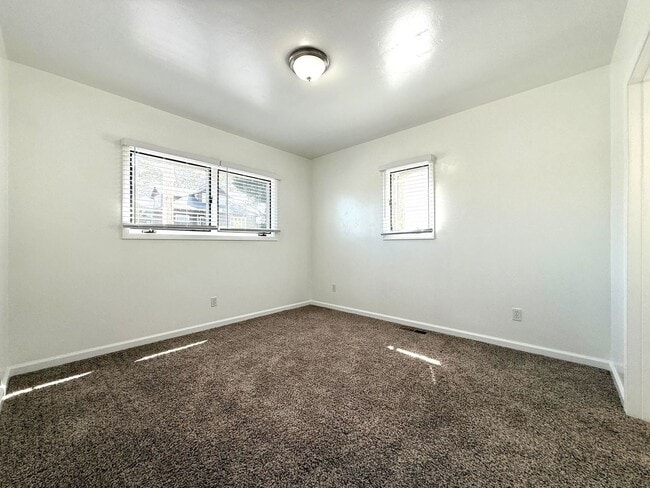 Building Photo - Fantastic 2 Bedroom 1 Bath Home in New Mon...