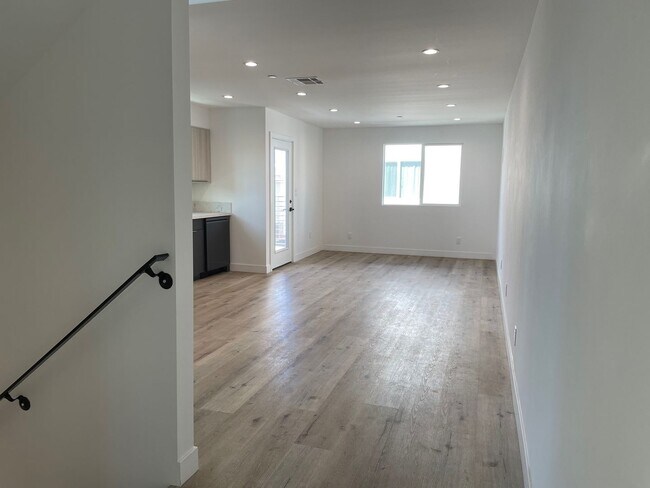 Foto del edificio - Spacious 4 Bedroom 3.5 Bath in Prime Thai ...