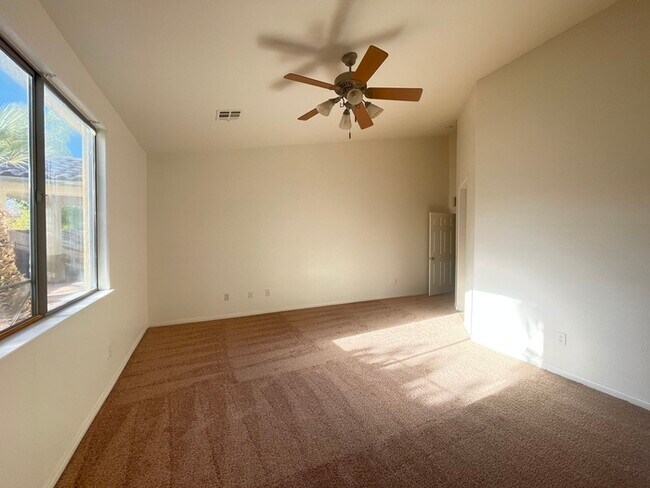 Foto del edificio - Carry Over Showing: This property has been...