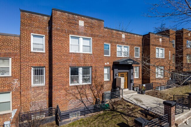 Building Photo - 1220 Holbrook Ter NE