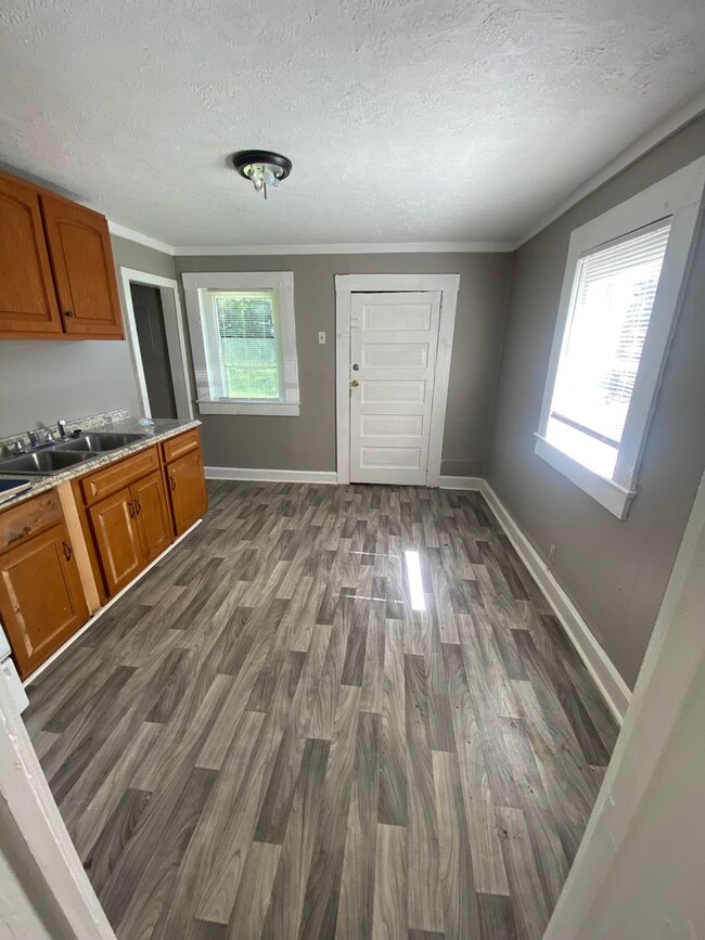 Building Photo - 2106 S Andrews Cir