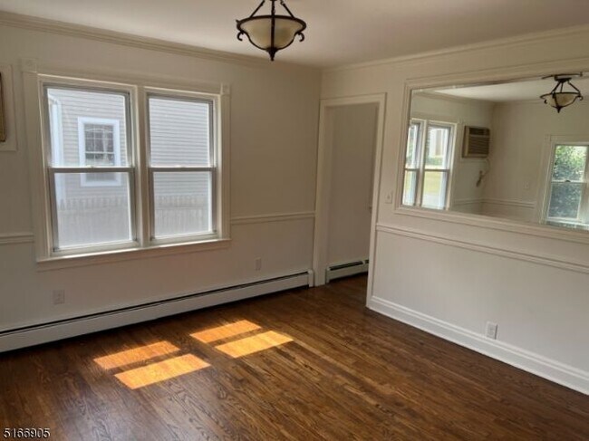 Building Photo - 31 Elm Ave