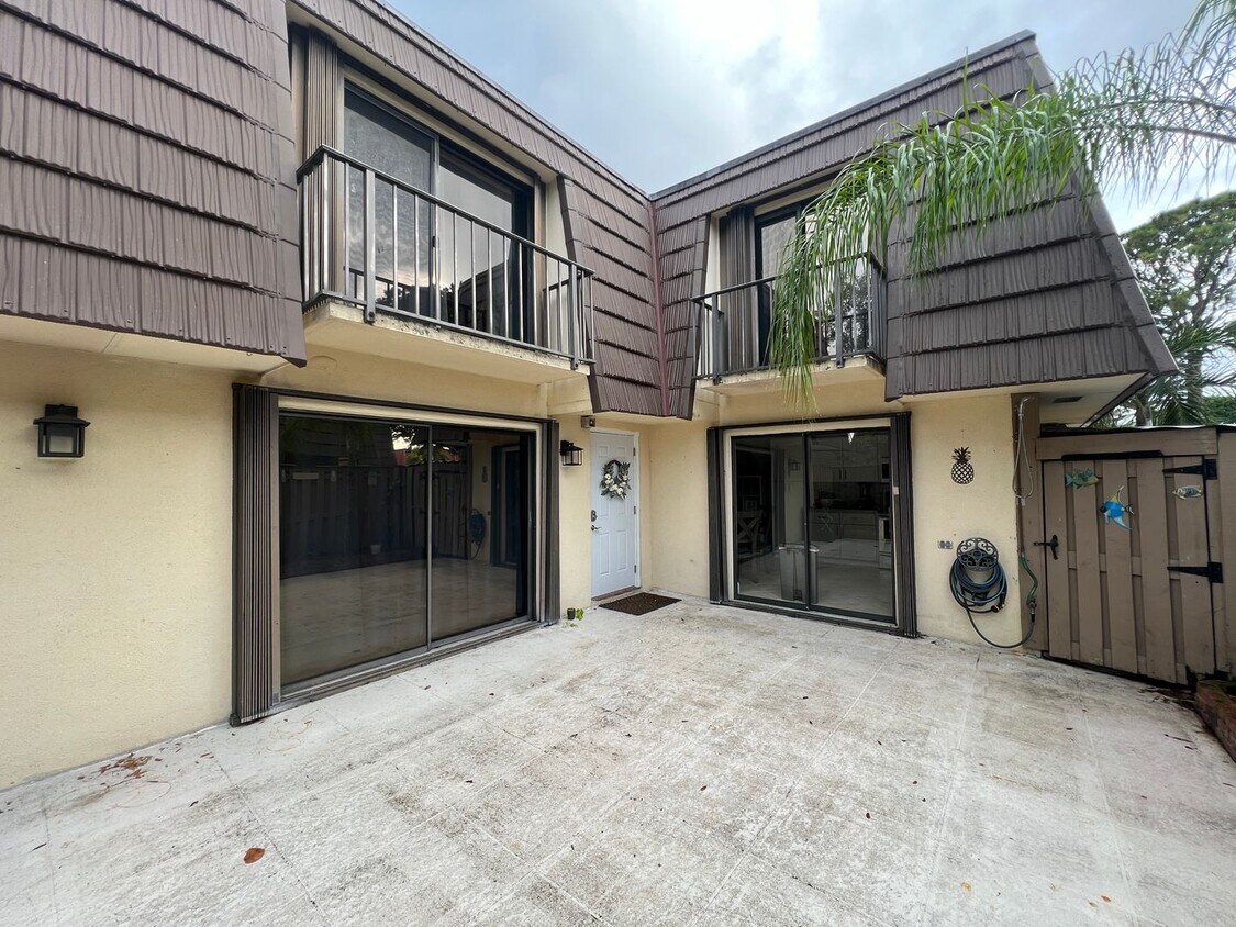 Foto principal - Cozy 2 Story Home at the heart of Palm Bea...
