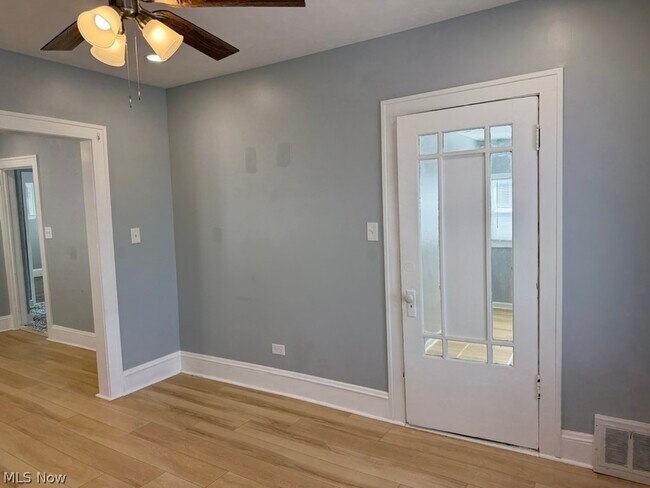 Foto del edificio - 3231 W 121st St