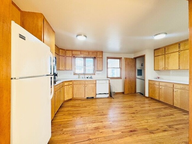 Building Photo - 5 bed 2 bath ranch with finished basement ...