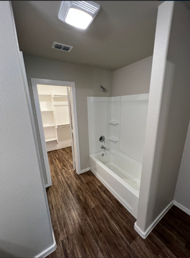 Foto del edificio - AVAILABLE NOW! 3/2/1 off west 19th!