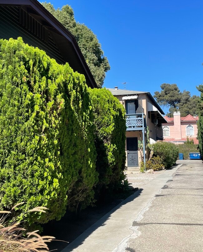 Apartment building - 614 N Atlantic Blvd