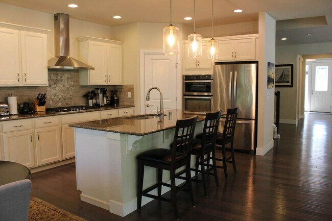 Building Photo - Spacious Luxury Home in Gated Community Ne...