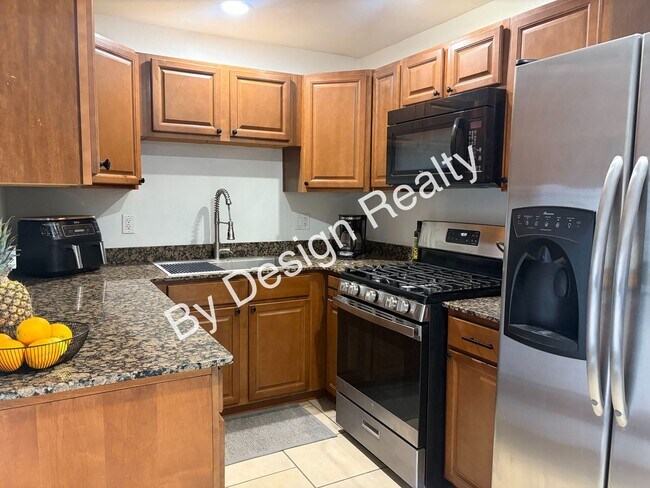 Foto del edificio - Updated 3 Bed 1 Bath Home with Huge Fenced Yard and Modern Kitchen