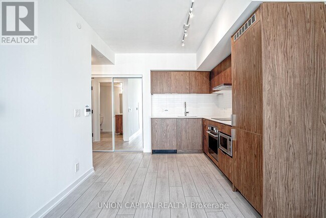 Building Photo - 60 Shuter St