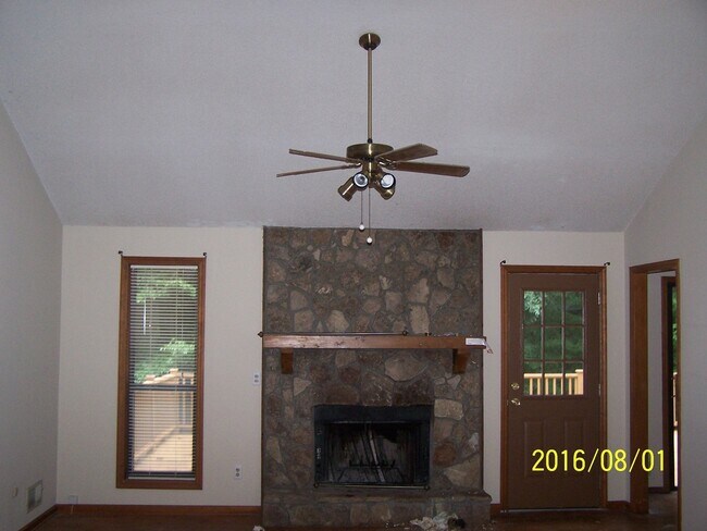 Building Photo - RENOVATED CUL-DE-SAC SPLIT LEVEL IN LASSIT...
