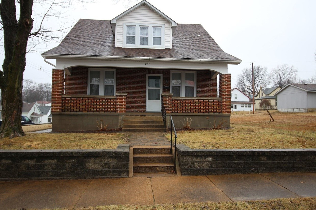 Primary Photo - 804 Roberts St