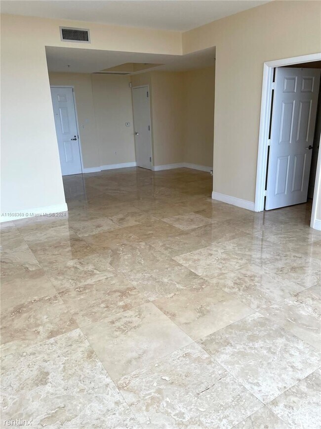 Foto del edificio - 2 br, 2 bath Condo - 3232 Coral Way Apt 709