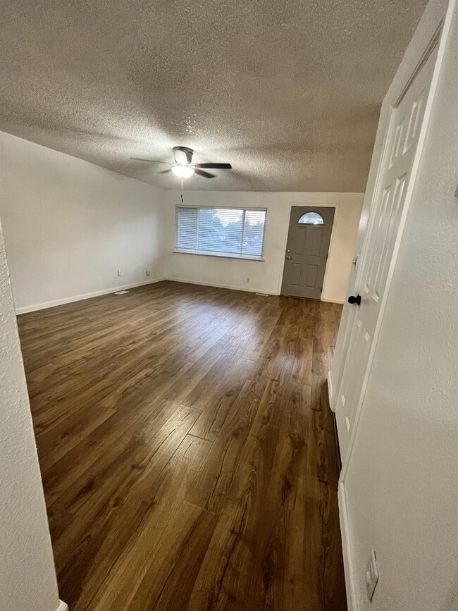Foto del edificio - 1240 N 2nd E