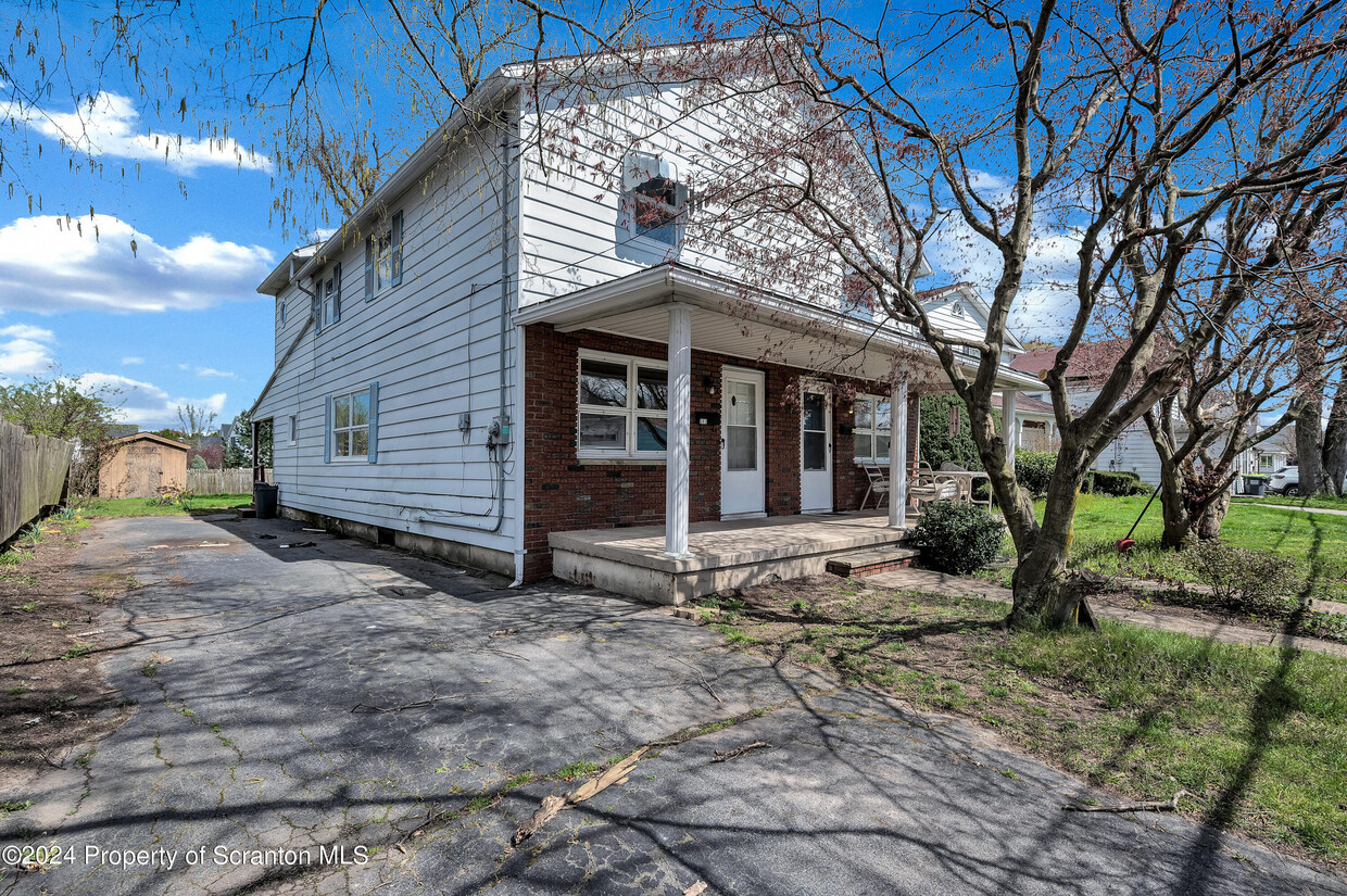 Primary Photo - 393 W 6th St