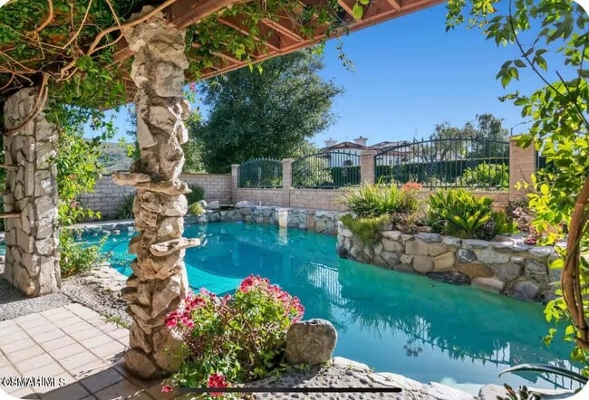 Foto del edificio - 379 S Greenway Ave