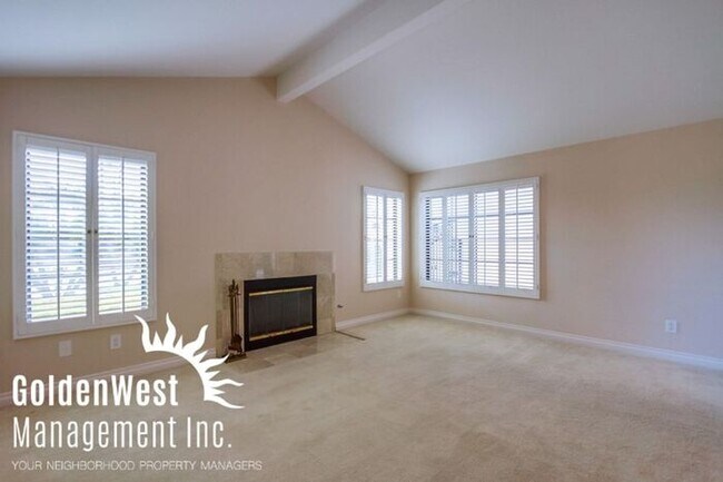 Building Photo - Captivating 3Bdm + Den 2.5Ba Home in the H...