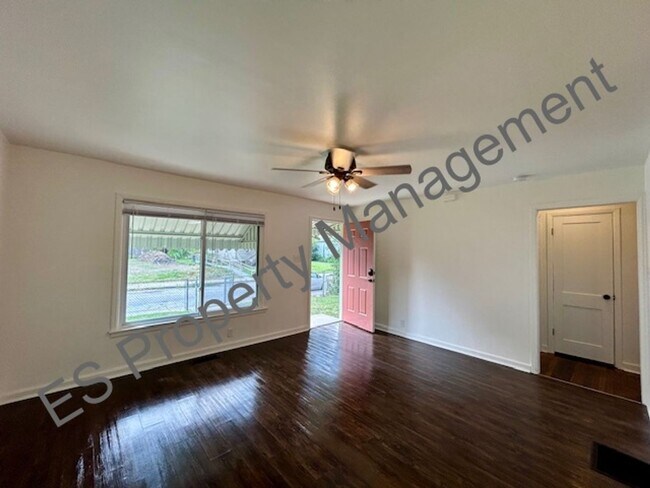 Building Photo - Charming, recently updated 2 bedroom, 1 bath!