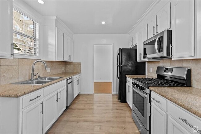 Building Photo - 12753 Oxnard St