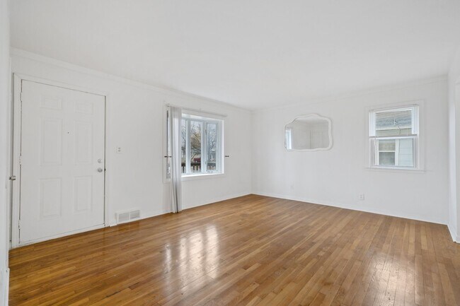Building Photo - Charming Home in Warren