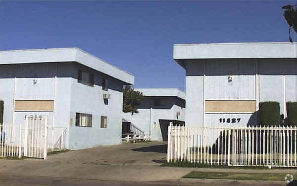 Foto del edificio - 11827-11833 Valerio St