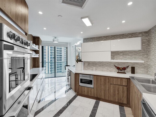 Foto del edificio - 4000 Island Blvd