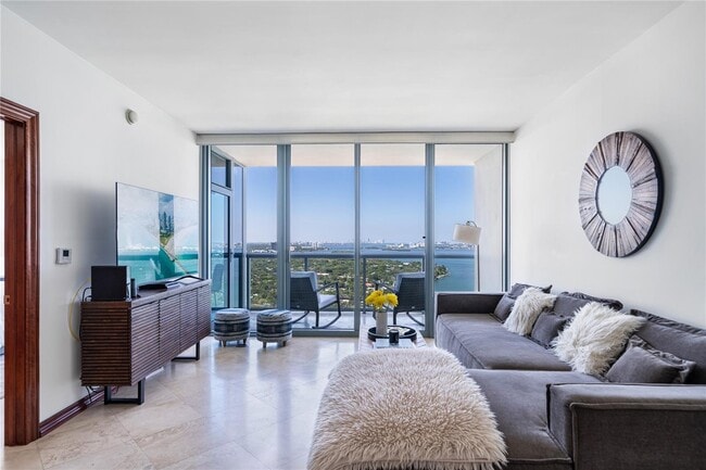 Foto del edificio - 601 NE 36th St