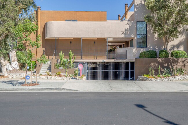 Building Photo - 5456 Hermitage Ave