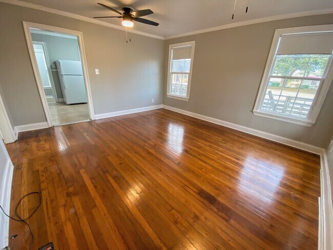 Building Photo - Remodeled 2-Bedroom Home with Modern Ameni...
